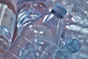 Mikroplastik w oceanach: źródła, wpływ i rozwiązania