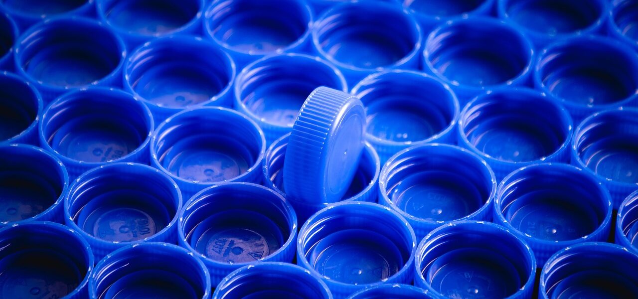 Czym jest mikroplastik? Kompletny przewodnik po zanieczyszczeniu tworzywami sztucznymi