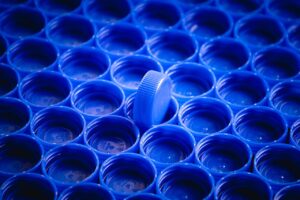 Czym jest mikroplastik? Kompletny przewodnik po zanieczyszczeniu tworzywami sztucznymi