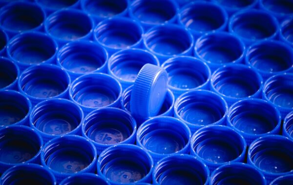 Czym jest mikroplastik? Kompletny przewodnik po zanieczyszczeniu tworzywami sztucznymi